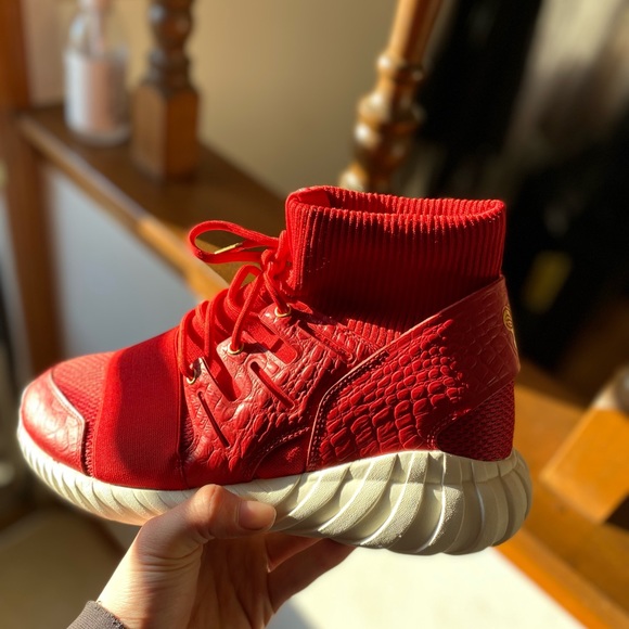 I’m selling my Adidas they are size 10 and they are red and white and gold - Picture 3 of 3